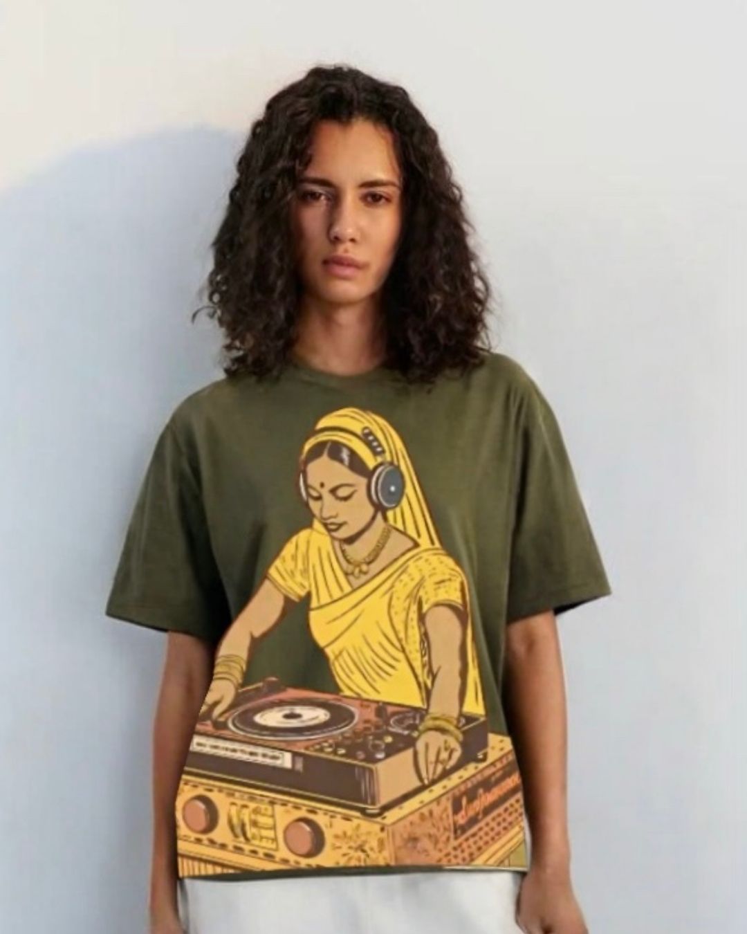 WOMEN'S DESI BOLD OVERSIZED TSHIRT (OLIVE)